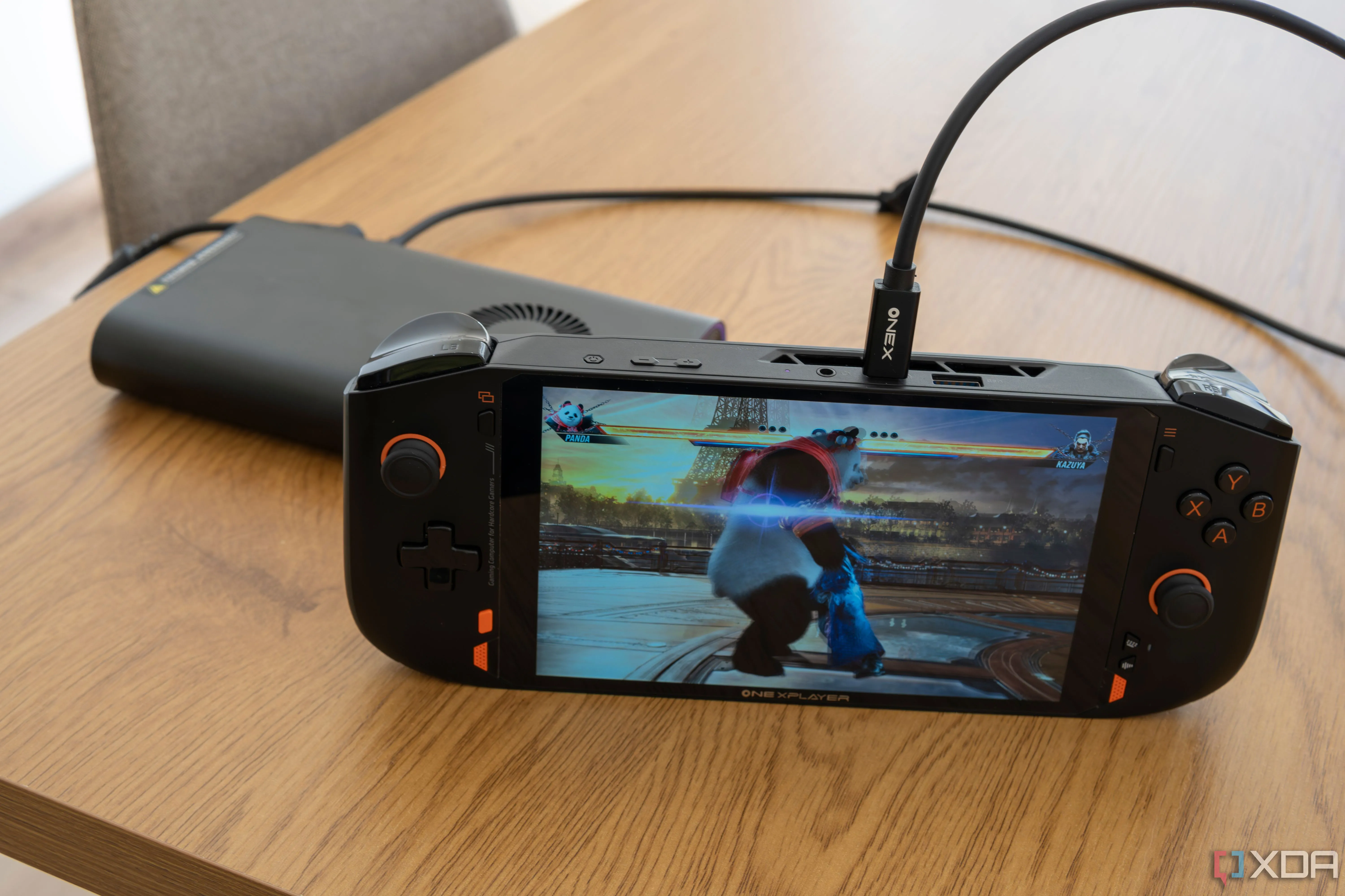 Thiết bị chơi game cầm tay One XPlayer Mini Pro kết nối với eGPU OneXGPU, minh họa khả năng tăng cường hiệu năng đồ họa.