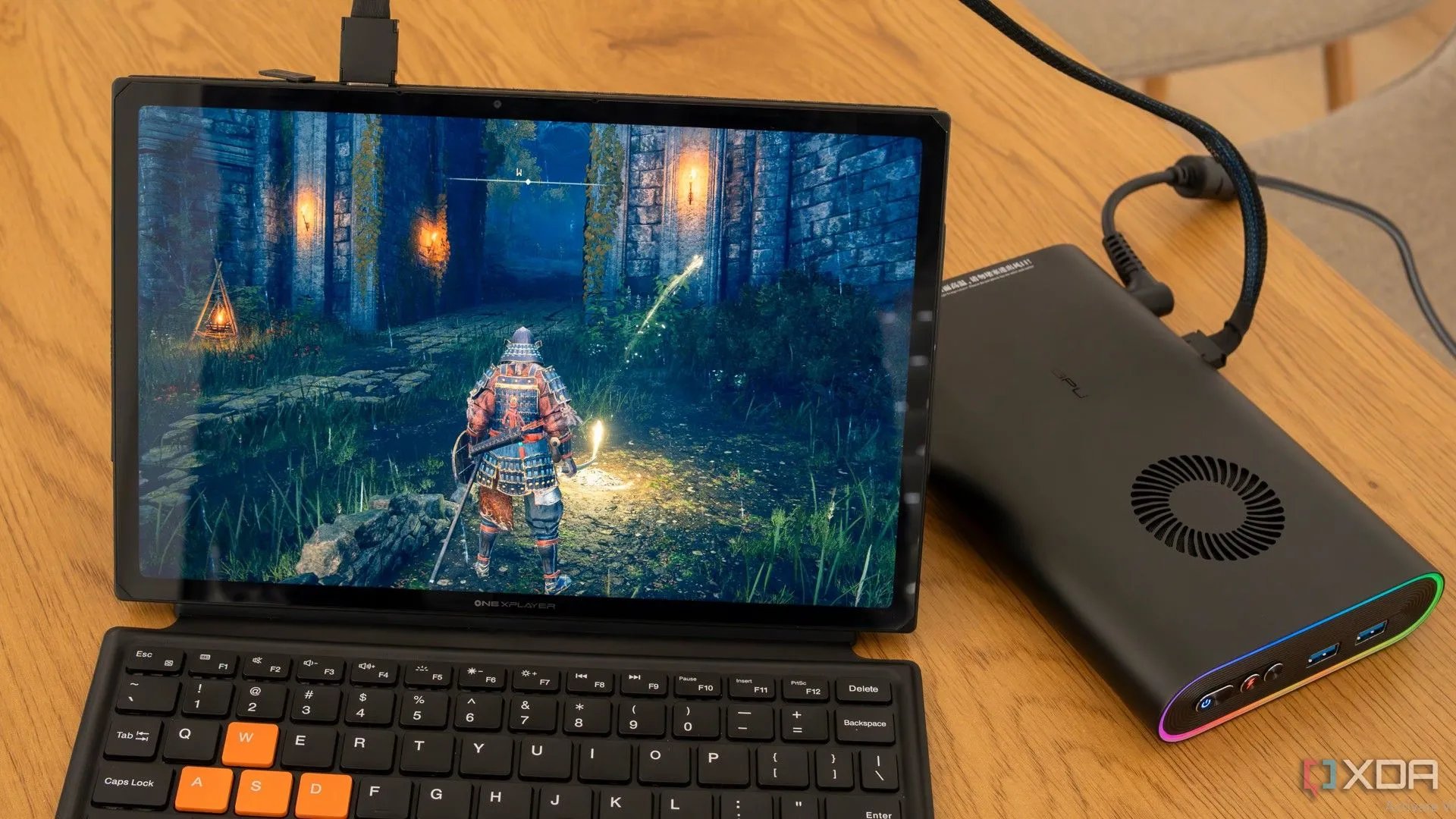 Thiết bị chơi game cầm tay Onexplayer kết nối với bộ xử lý đồ họa ngoài (eGPU) để tăng hiệu năng