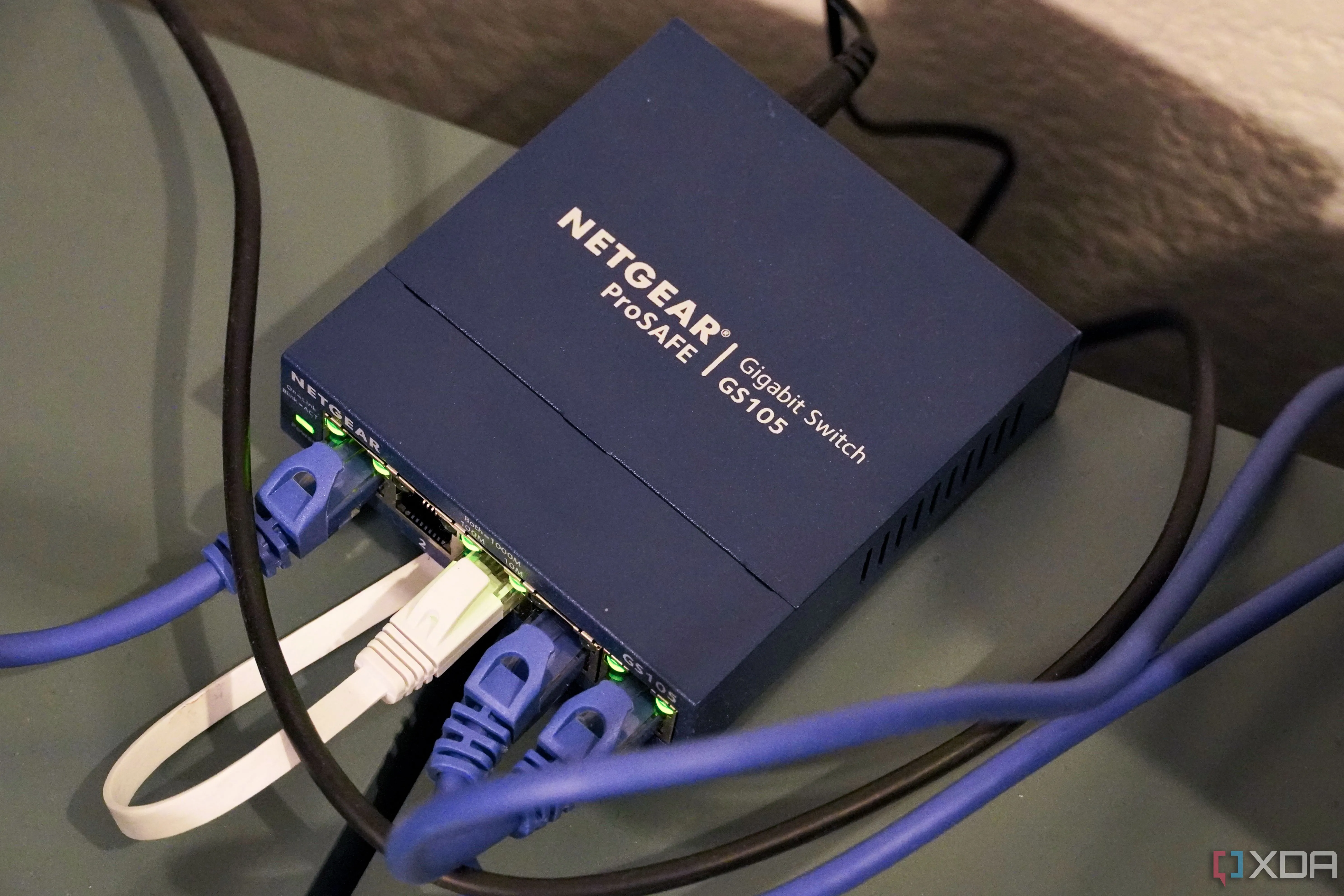 Thiết bị chuyển mạch Ethernet Netgear 5 cổng, minh họa khả năng mở rộng hệ thống mạng theo nhu cầu.