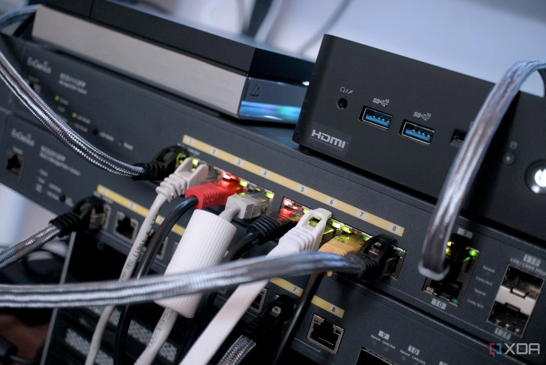 Thiết bị chuyển mạch mạng cùng hệ thống NAS và router, minh họa việc tăng băng thông mạng và khả năng lưu trữ.