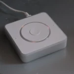 Thiết bị Home Assistant Voice Preview Edition đang hoạt động, hiển thị trạng thái sẵn sàng nhận lệnh