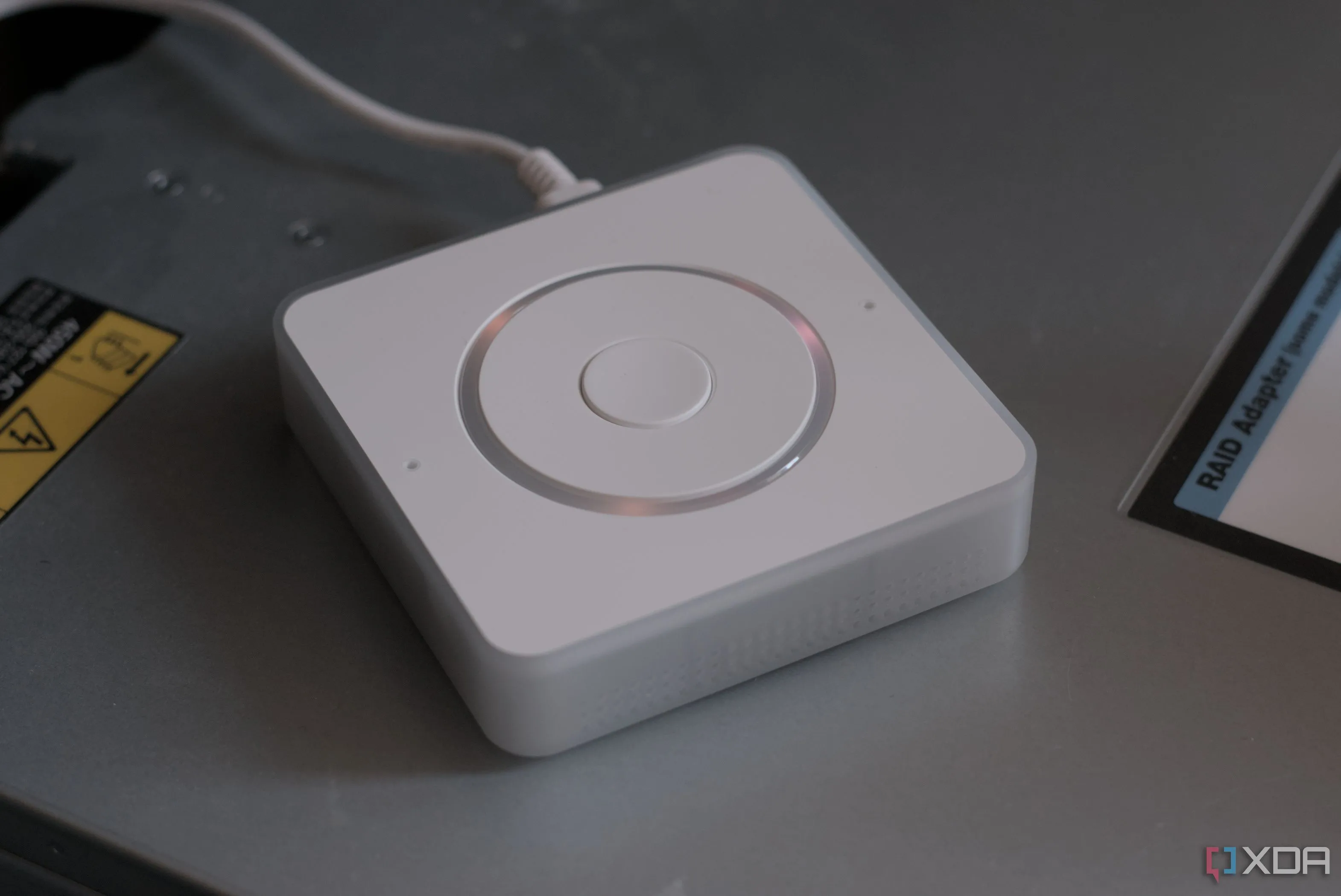 Thiết bị Home Assistant Voice Preview Edition đang hoạt động, hiển thị trạng thái sẵn sàng nhận lệnh