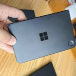 Thiết bị Microsoft Surface Andromeda prototype với thiết kế hai màn hình và vết nứt trên màn hình