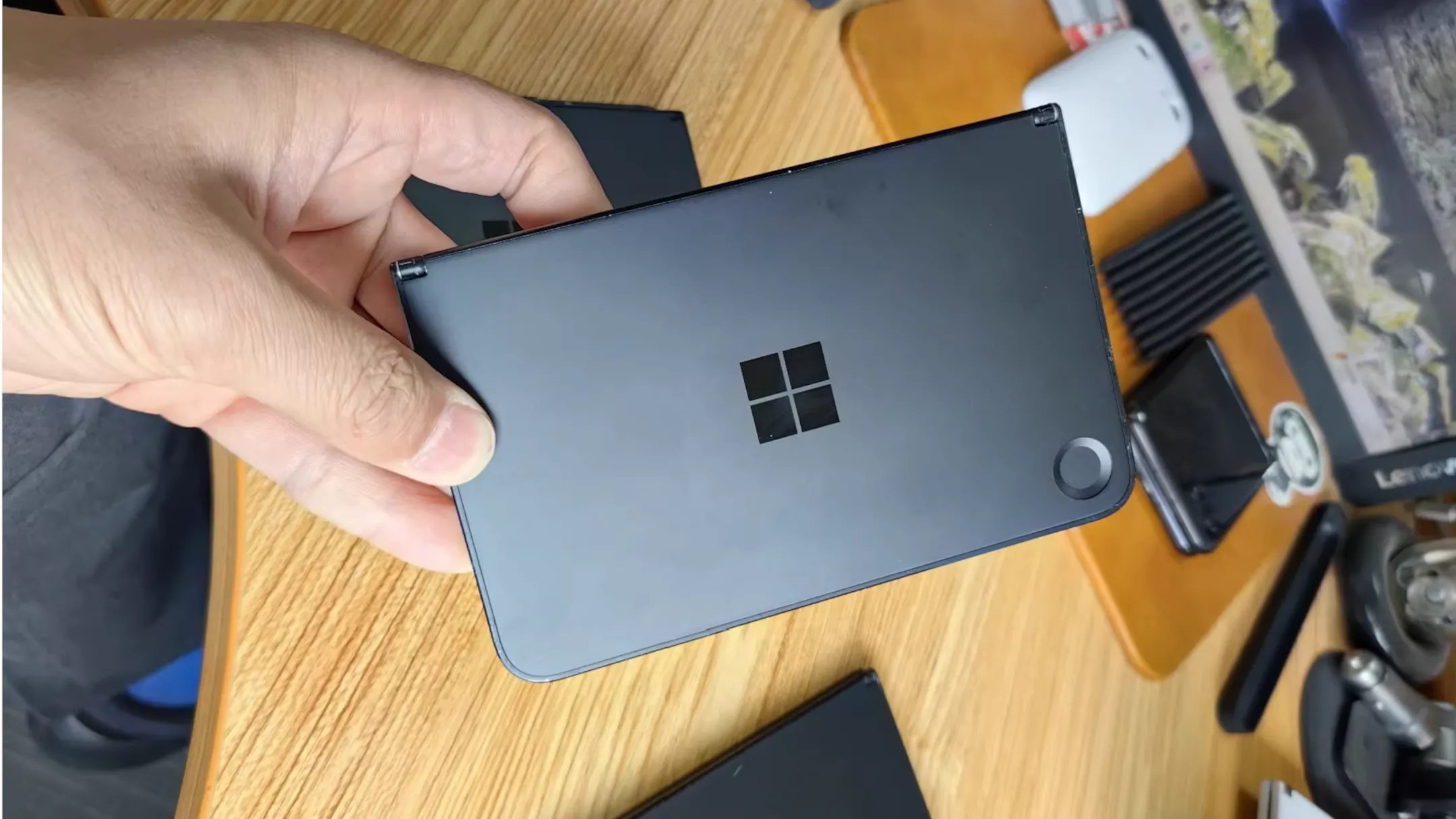 Thiết bị Microsoft Surface Andromeda prototype với thiết kế hai màn hình và vết nứt trên màn hình