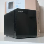 Thiết bị NAS QNAP TS-464 màu đen, minh họa khả năng lưu trữ media cho HTPC