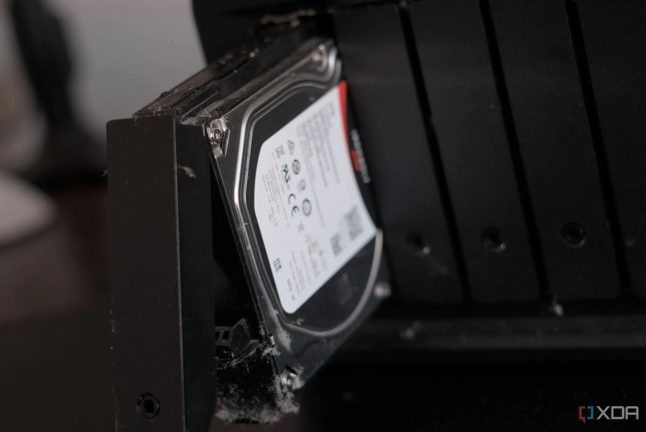 Thiết bị NAS Synology DiskStation DS1019+ với khay ổ đĩa đang mở