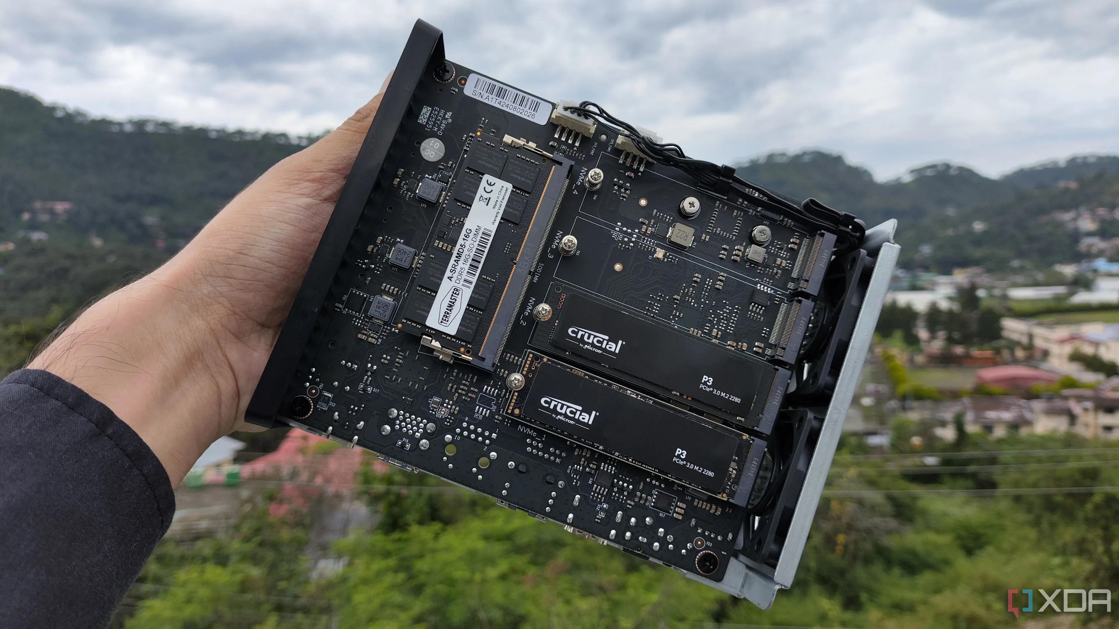 Thiết bị NAS TerraMaster F8 SSD Plus với hai ổ SSD PCIe 3.0 được lắp, minh họa ứng dụng NVMe cache trong hệ thống server và NAS.