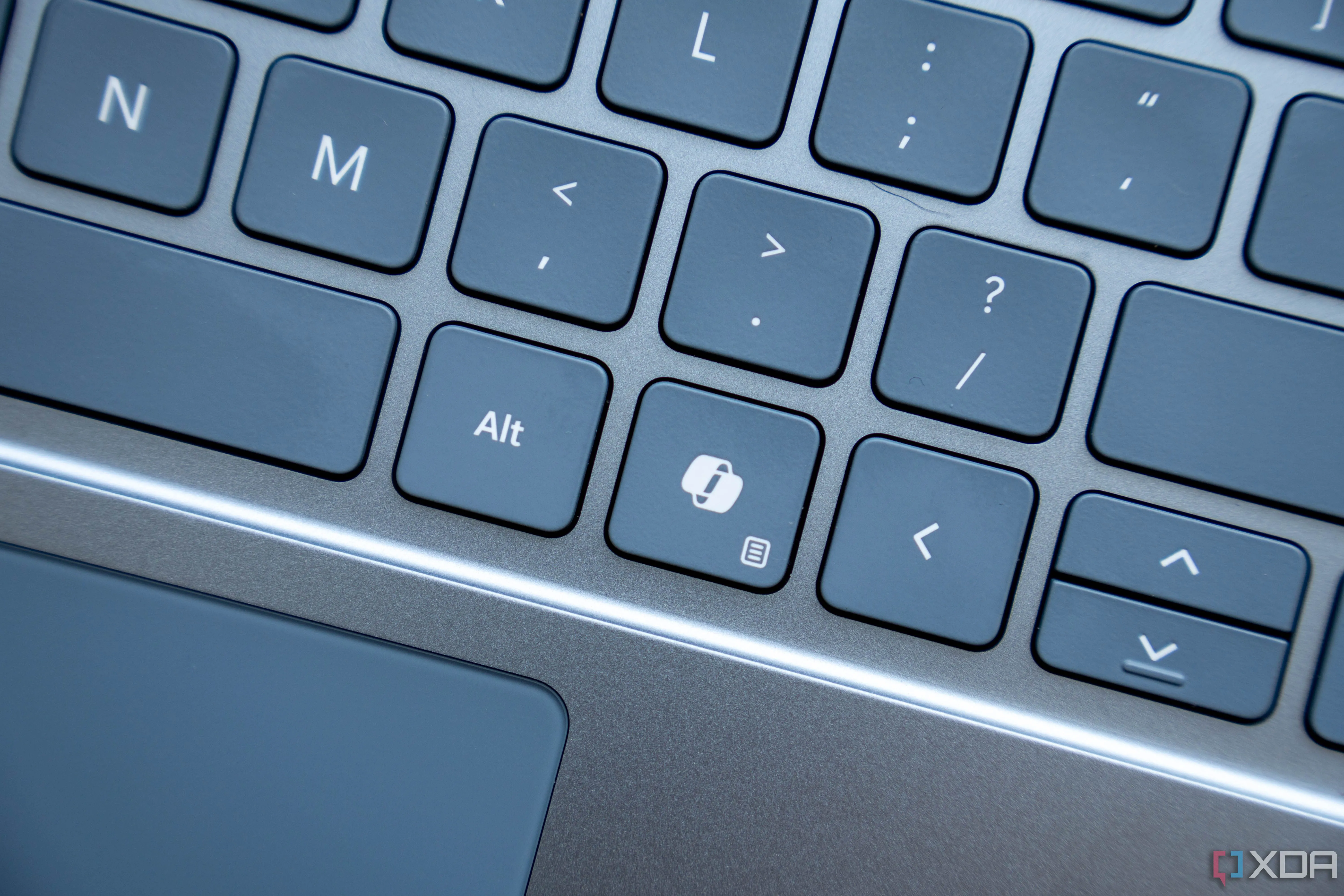 Thiết kế mỏng nhẹ của Surface Laptop 2024 với màn hình cảm ứng 13 inch