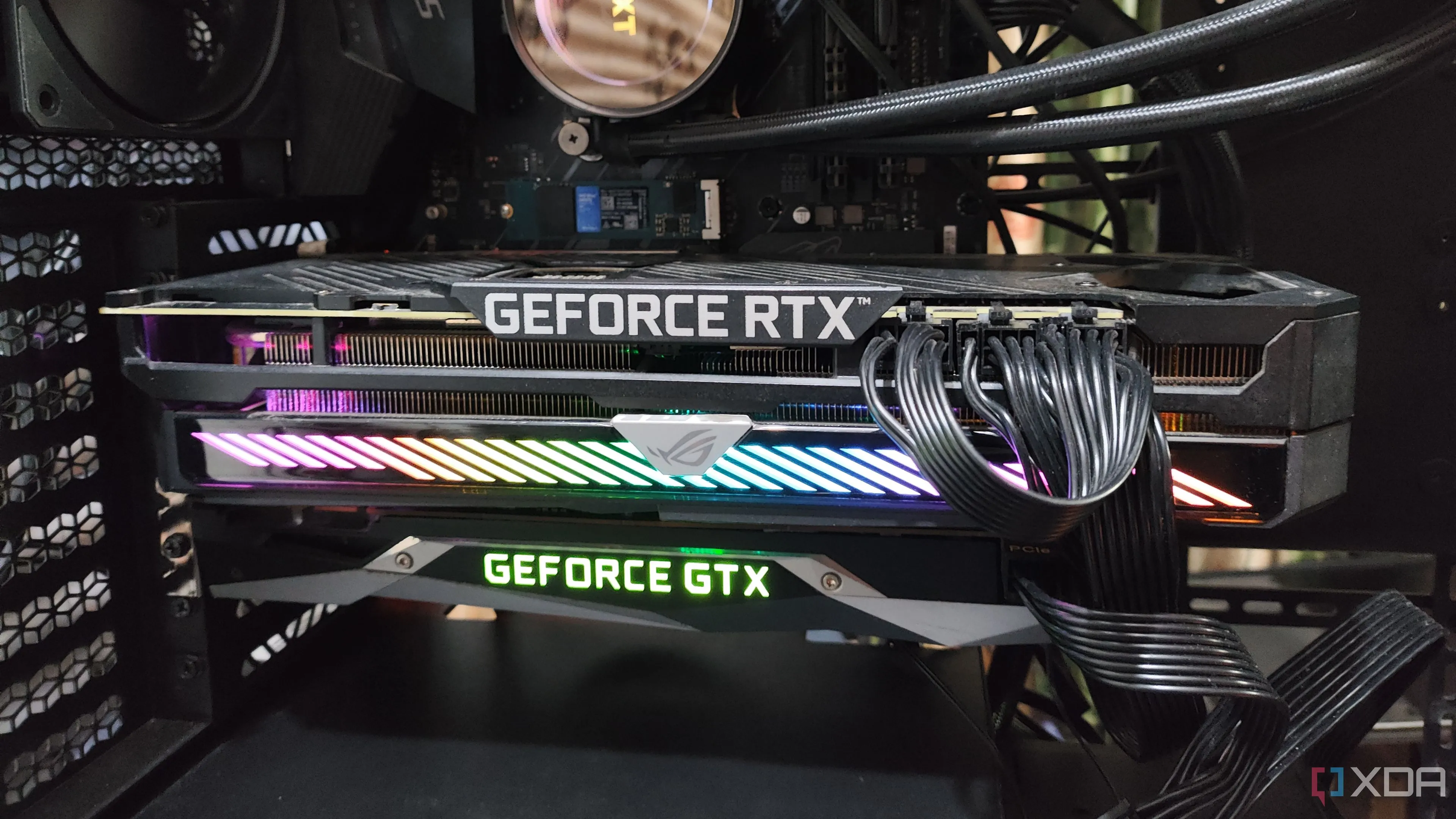 Thiết lập hai card đồ họa (GPU) NVIDIA GeForce RTX 3080 Ti và GTX 1080 trong một hệ thống, biểu thị khả năng truyền tải phần cứng (passthrough) cho VM.