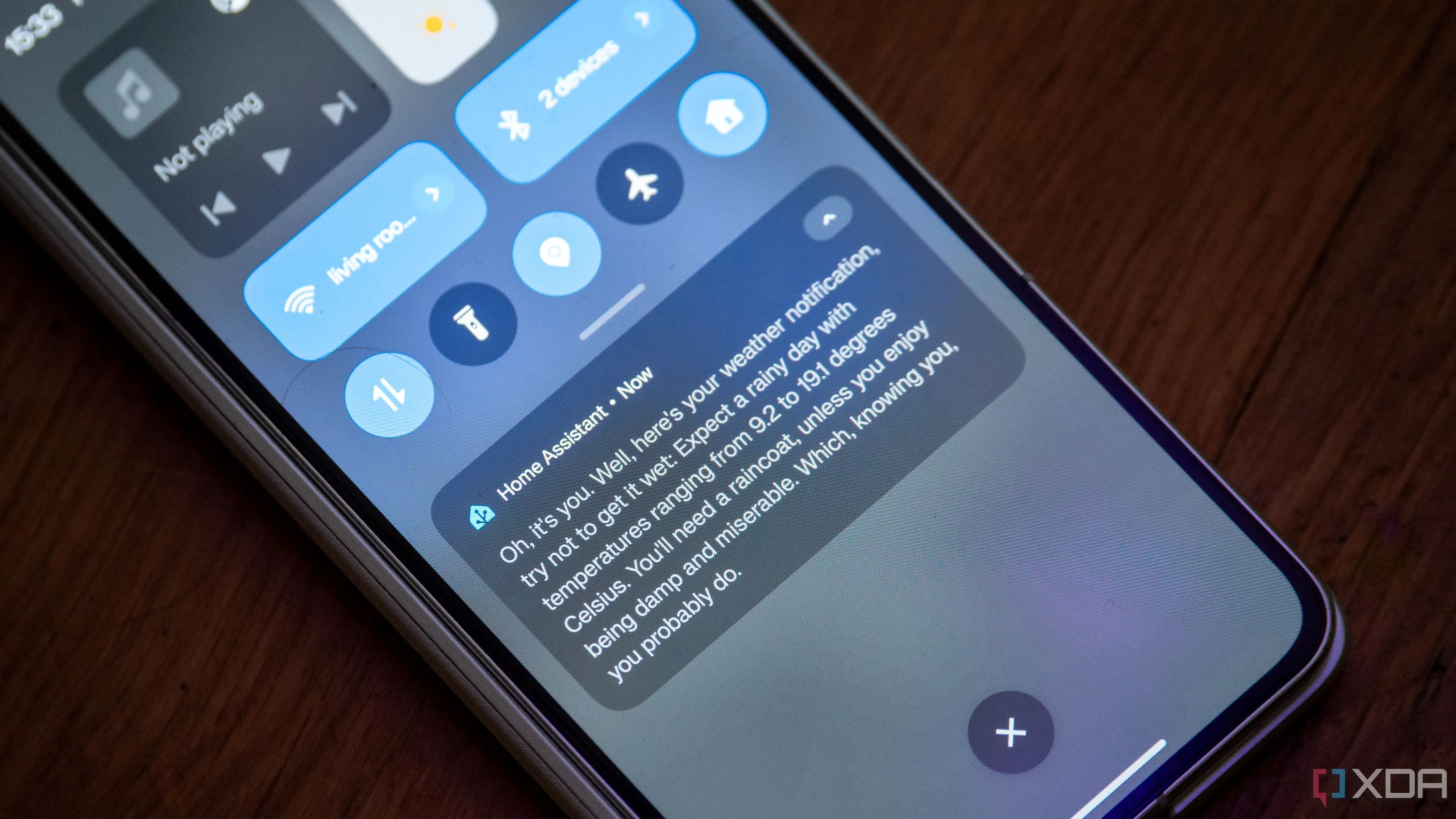 Thông báo động từ Home Assistant được tùy chỉnh bởi LLM, hiển thị tóm tắt thời tiết và lịch trình trong ngày.
