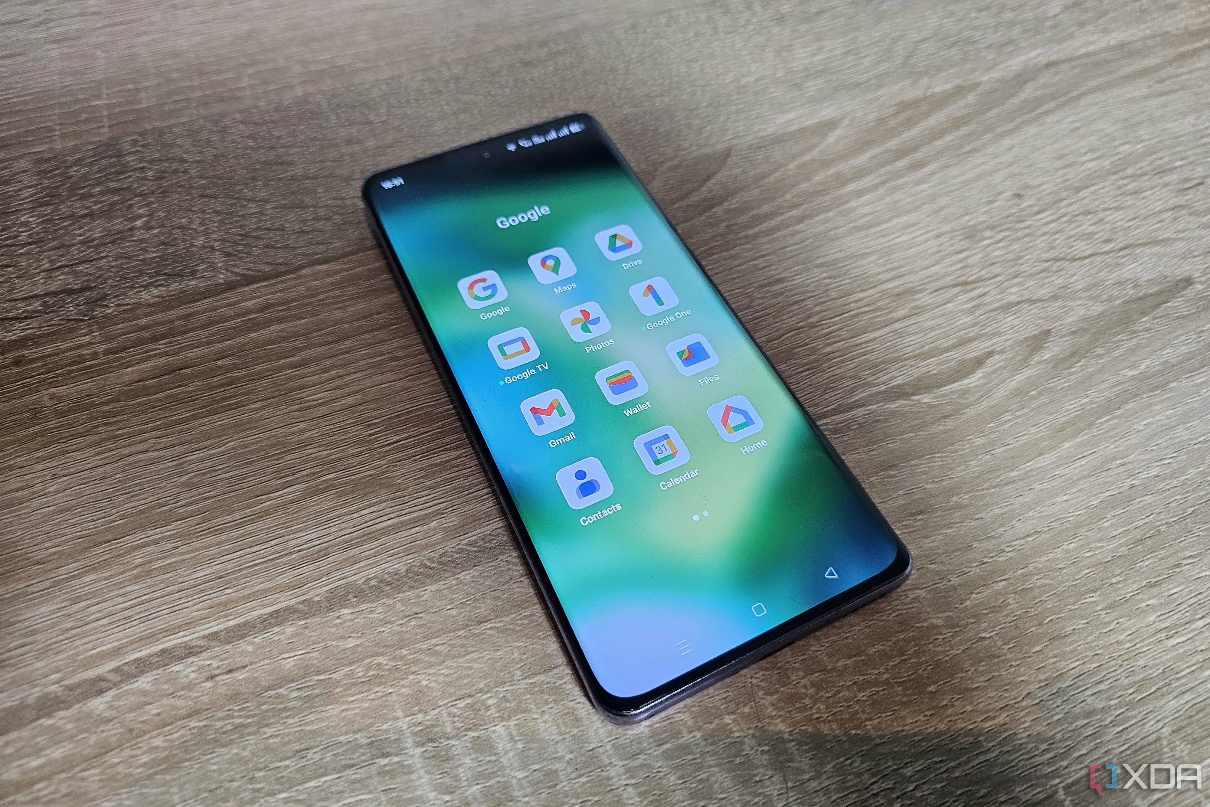 Thư mục chứa các ứng dụng Google như Gmail, Calendar, Drive trên điện thoại thông minh, thể hiện sự gắn bó với hệ sinh thái Google