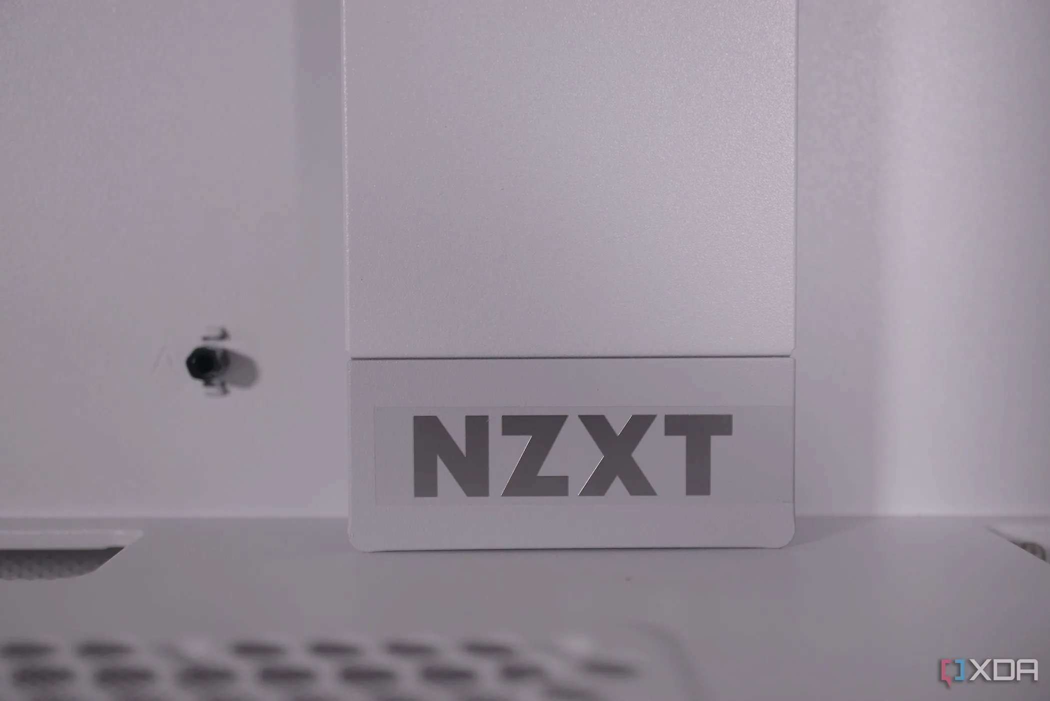 Thùng máy NZXT H5 Flow RGB với thiết kế nội thất hiện đại