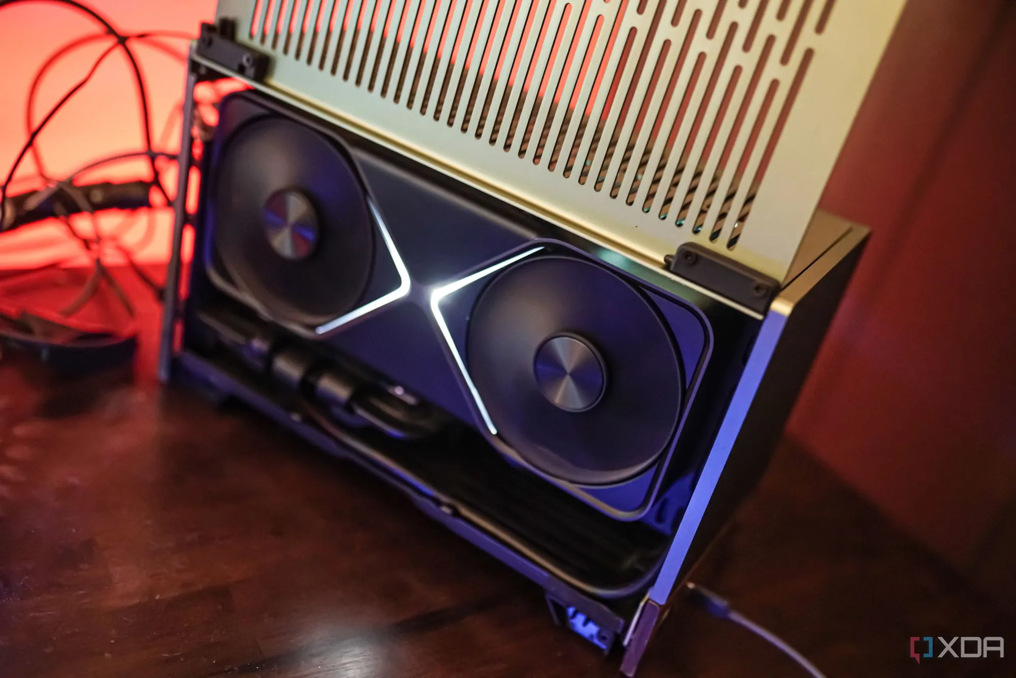 Toàn cảnh bên trong một bộ PC gaming mạnh mẽ với tấm chắn bên hông được tháo rời, cho phép nhìn rõ các linh kiện phần cứng.