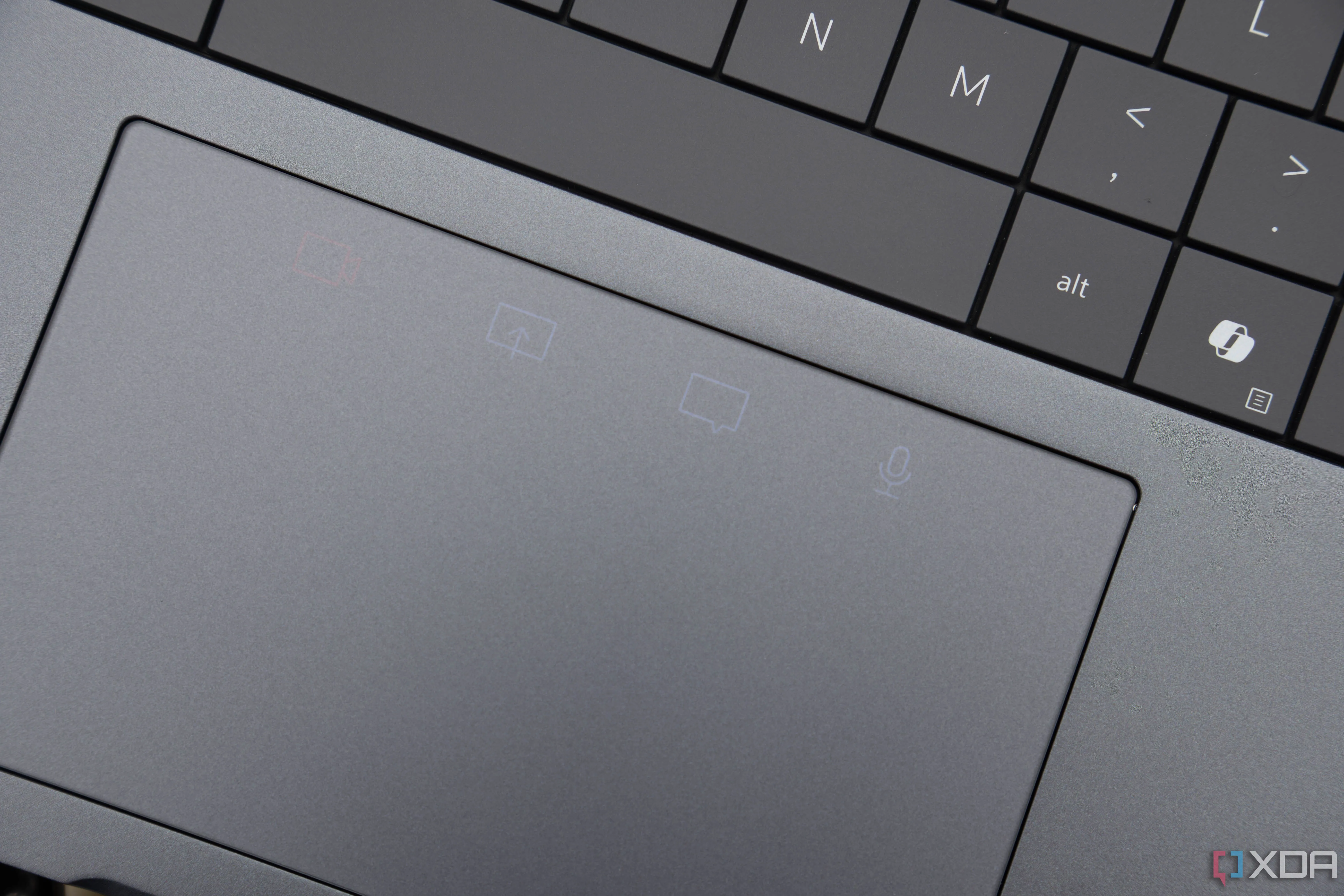 Touchpad điều khiển Collaboration trên Dell Pro 14 Premium với các biểu tượng điều khiển cuộc gọi sáng rõ