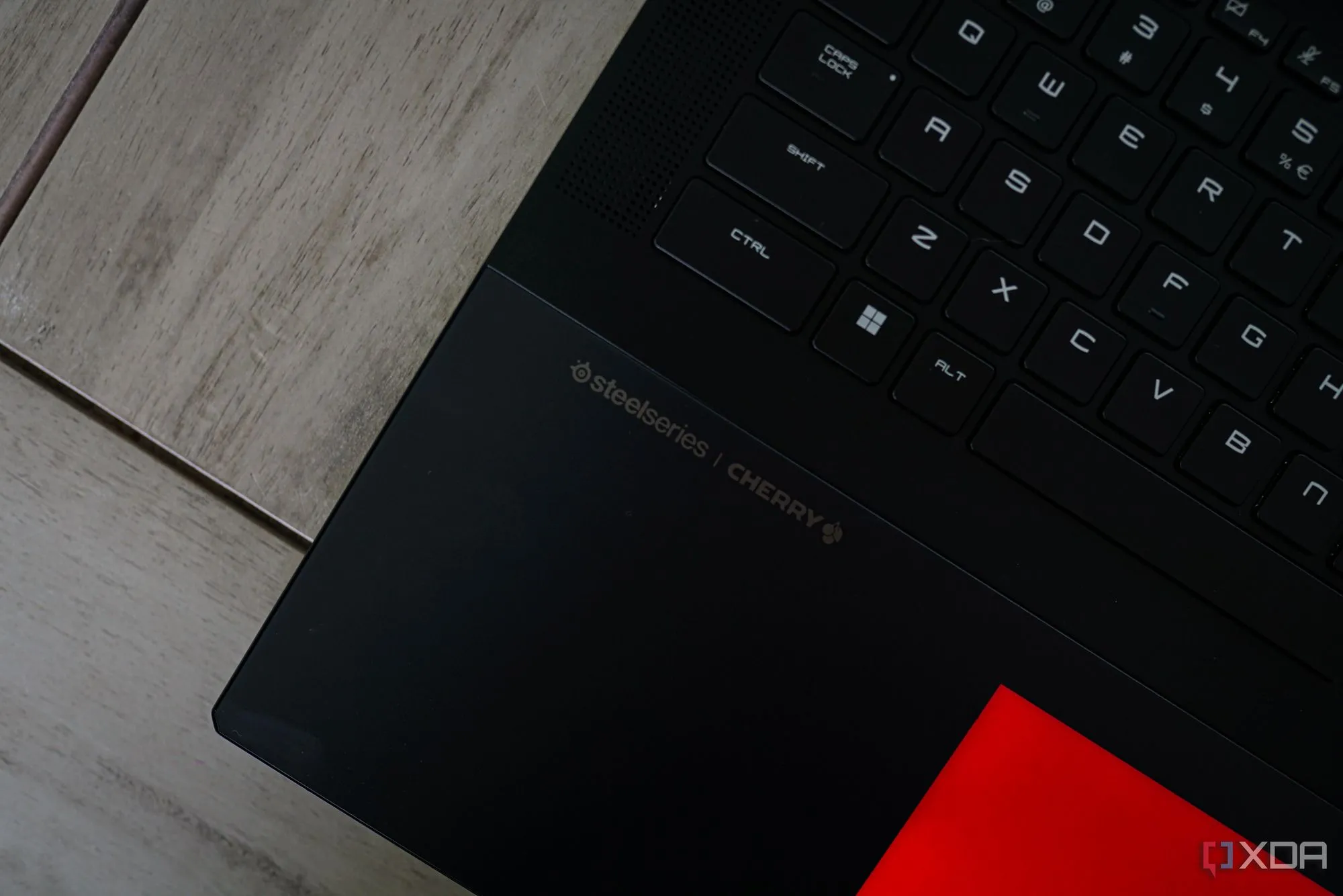 Trackpad haptic của MSI Titan 18 HX AI với bề mặt liền mạch và đèn RGB