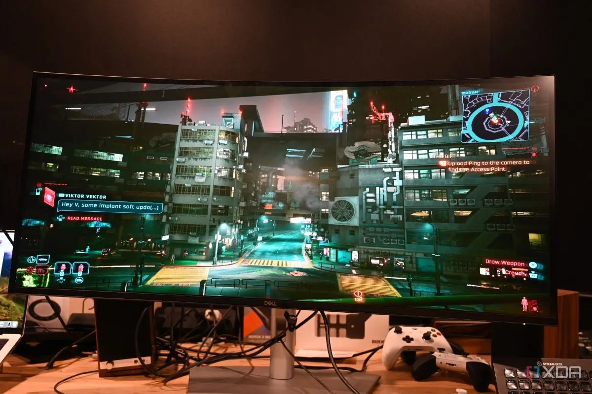 Trải nghiệm chơi game Cyberpunk 2077 trên màn hình Dell UltraSharp 40 Curved Thunderbolt Hub Monitor, thể hiện đồ họa cực đỉnh với RTX 5090