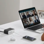 Trạm sạc Anker 525 trên bàn làm việc, đang kết nối với laptop, điện thoại thông minh và tai nghe