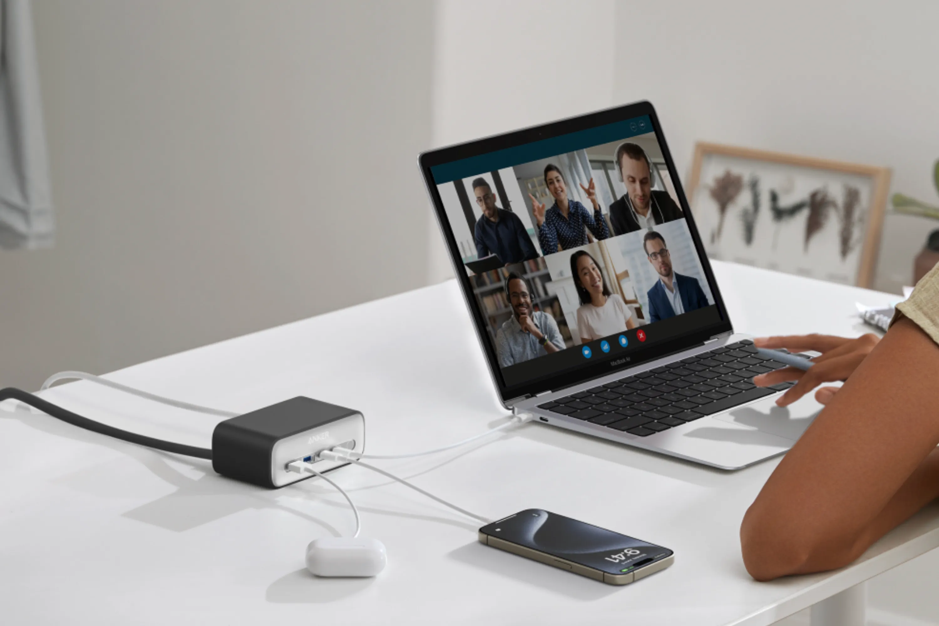 Trạm sạc Anker 525 trên bàn làm việc, đang kết nối với laptop, điện thoại thông minh và tai nghe