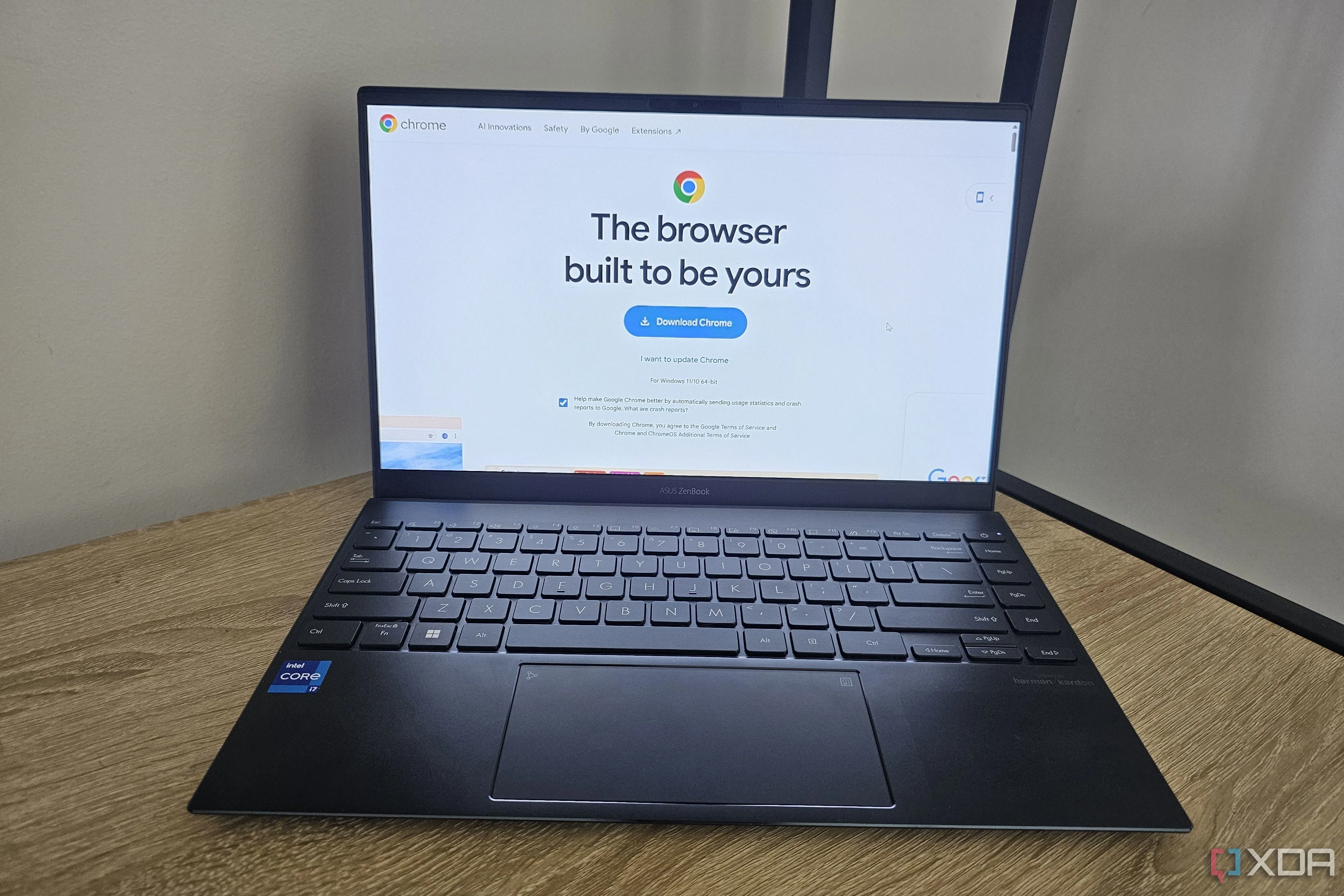 Trang web Google Chrome hiển thị trên màn hình máy tính xách tay