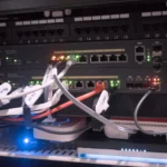 Tủ mạng chứa các thiết bị switch với cổng kết nối RJ45 và SFP