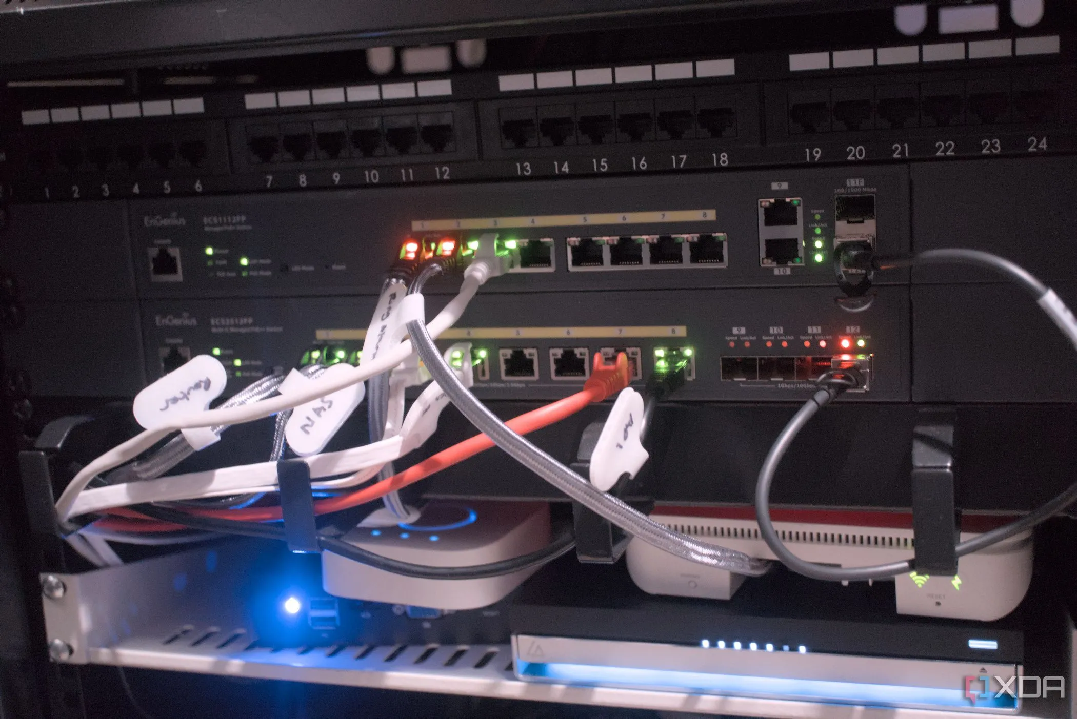 Tủ mạng chứa các thiết bị switch với cổng kết nối RJ45 và SFP