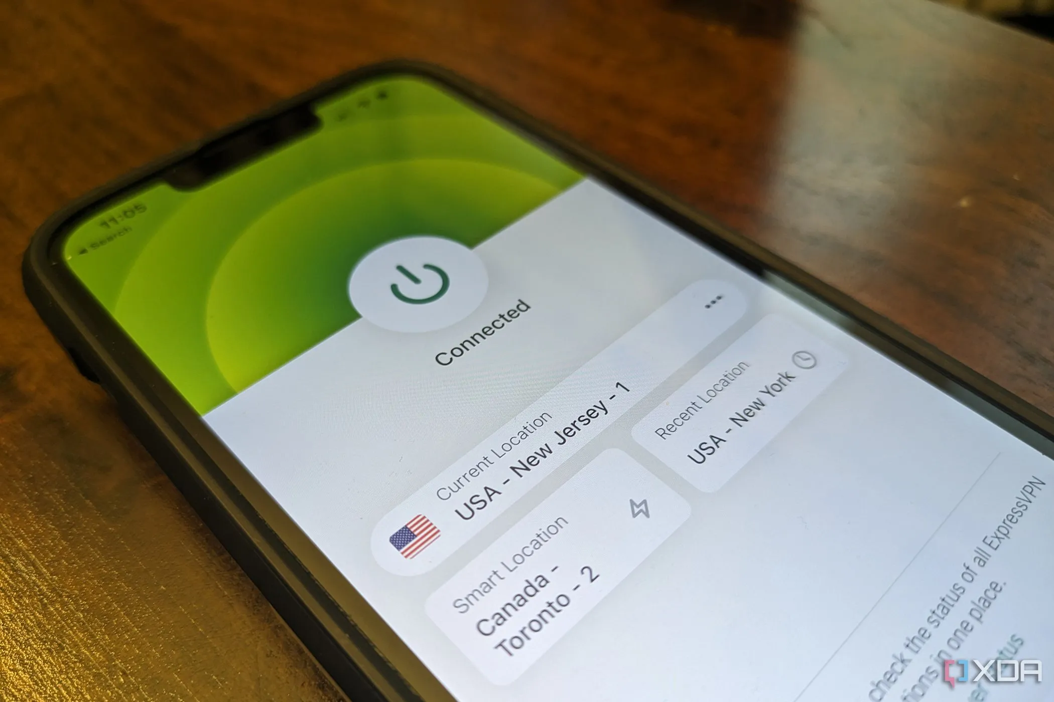 Ứng dụng ExpressVPN trên màn hình iPhone, minh họa chính sách &quot;không lưu nhật ký&quot; và các loại dữ liệu vẫn được thu thập