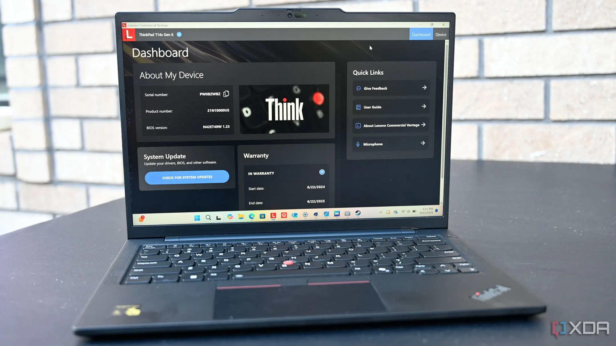 Ứng dụng Lenovo Vantage đang hiển thị trên màn hình laptop Lenovo ThinkPad T14s Gen 6, minh họa cho các phần mềm độc quyền thường cài sẵn.