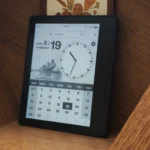 Ứng dụng lịch trên màn hình Kindle e-ink hiển thị ngày tháng và thời gian