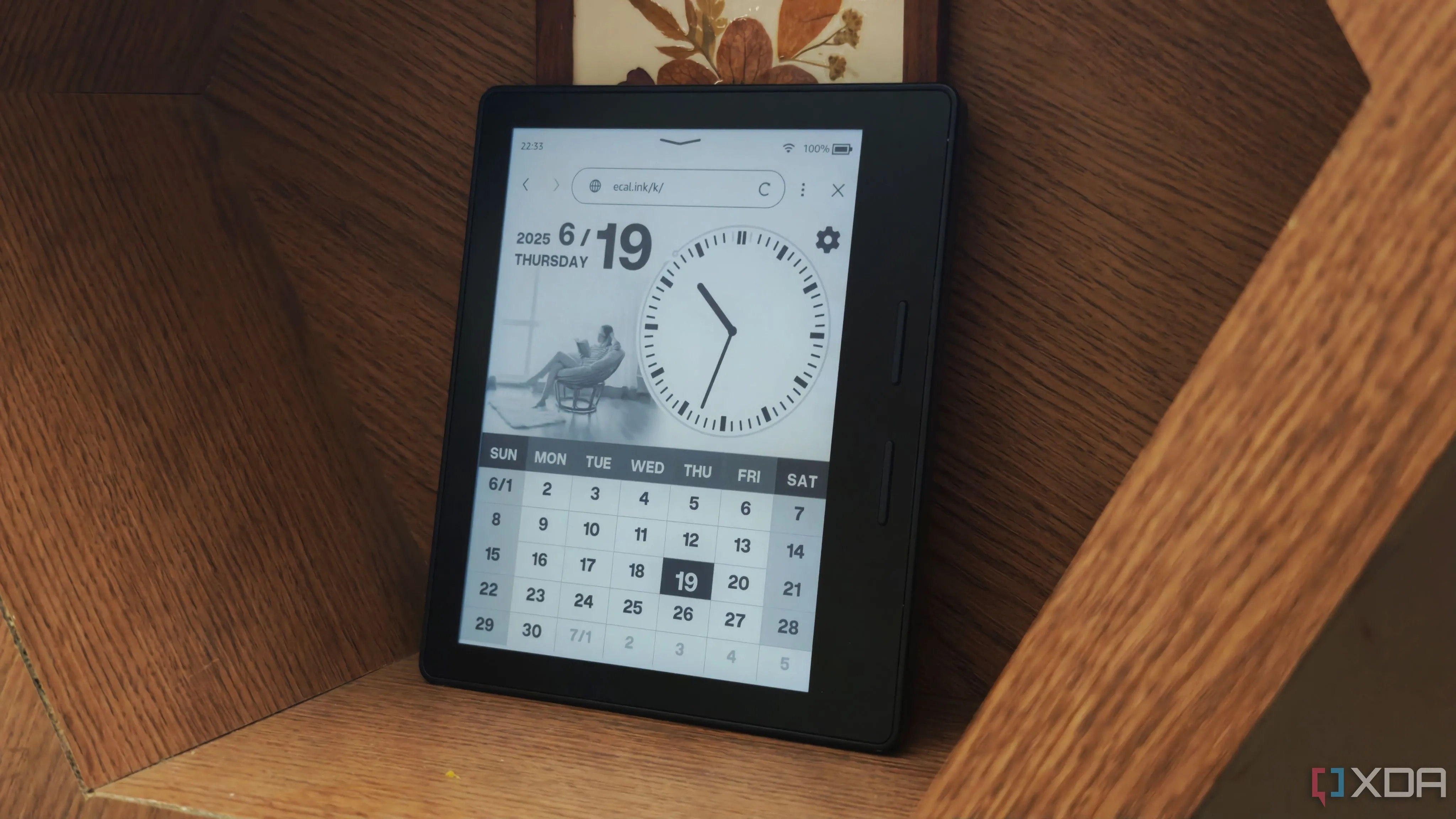 Ứng dụng lịch trên màn hình Kindle e-ink hiển thị ngày tháng và thời gian
