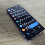 Ứng dụng Outlook Mobile hiển thị hộp thư Gmail trên màn hình điện thoại thông minh, minh họa vấn đề lọc email và thông báo chậm trễ