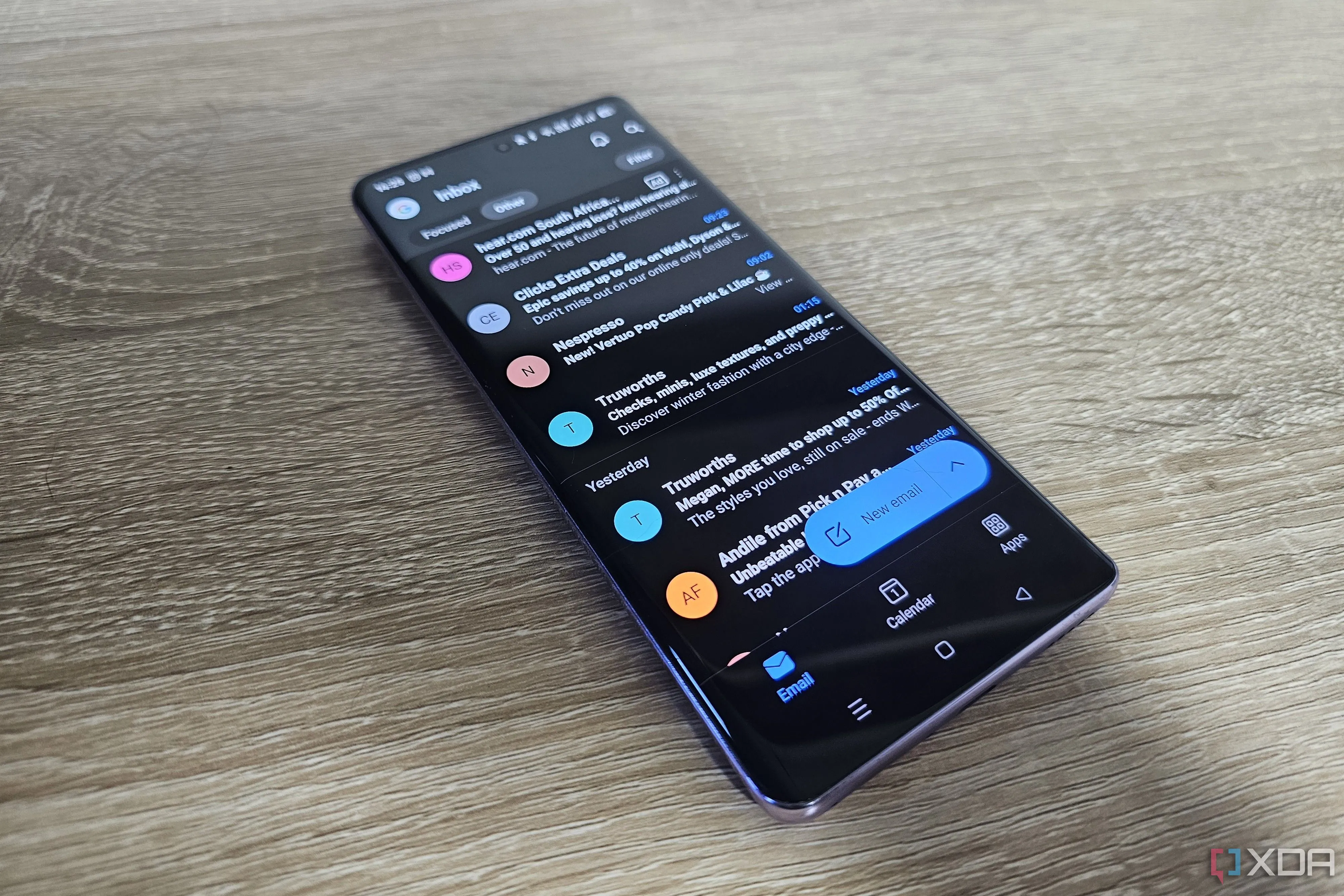 Ứng dụng Outlook Mobile hiển thị hộp thư Gmail trên màn hình điện thoại thông minh, minh họa vấn đề lọc email và thông báo chậm trễ