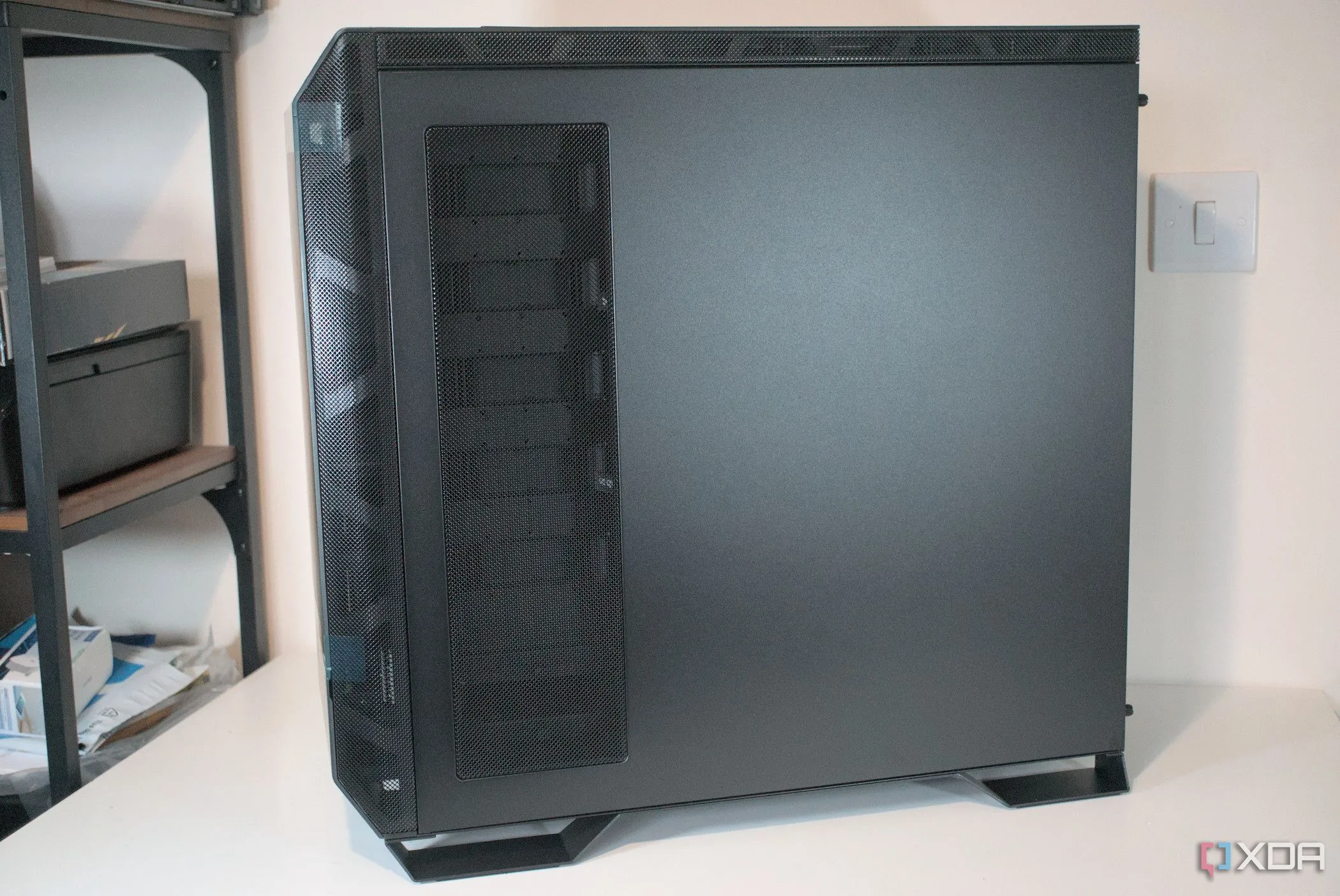 Vỏ case máy tính be quiet! Dark Base Pro 901 nhìn từ cạnh bên