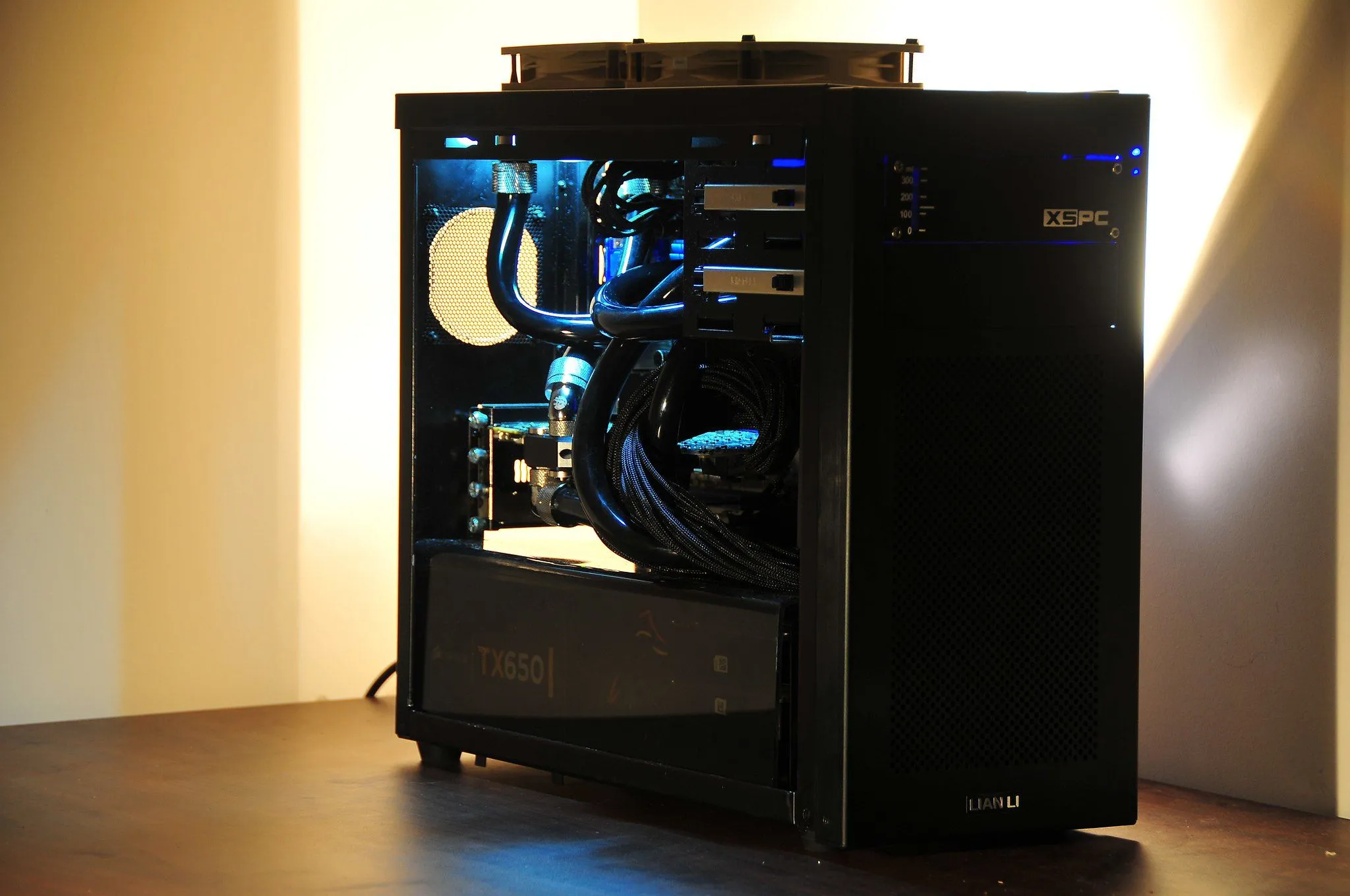 Vỏ case máy tính màu đen với mặt bên trong suốt, thể hiện tầm quan trọng của vỏ case PC tốt.