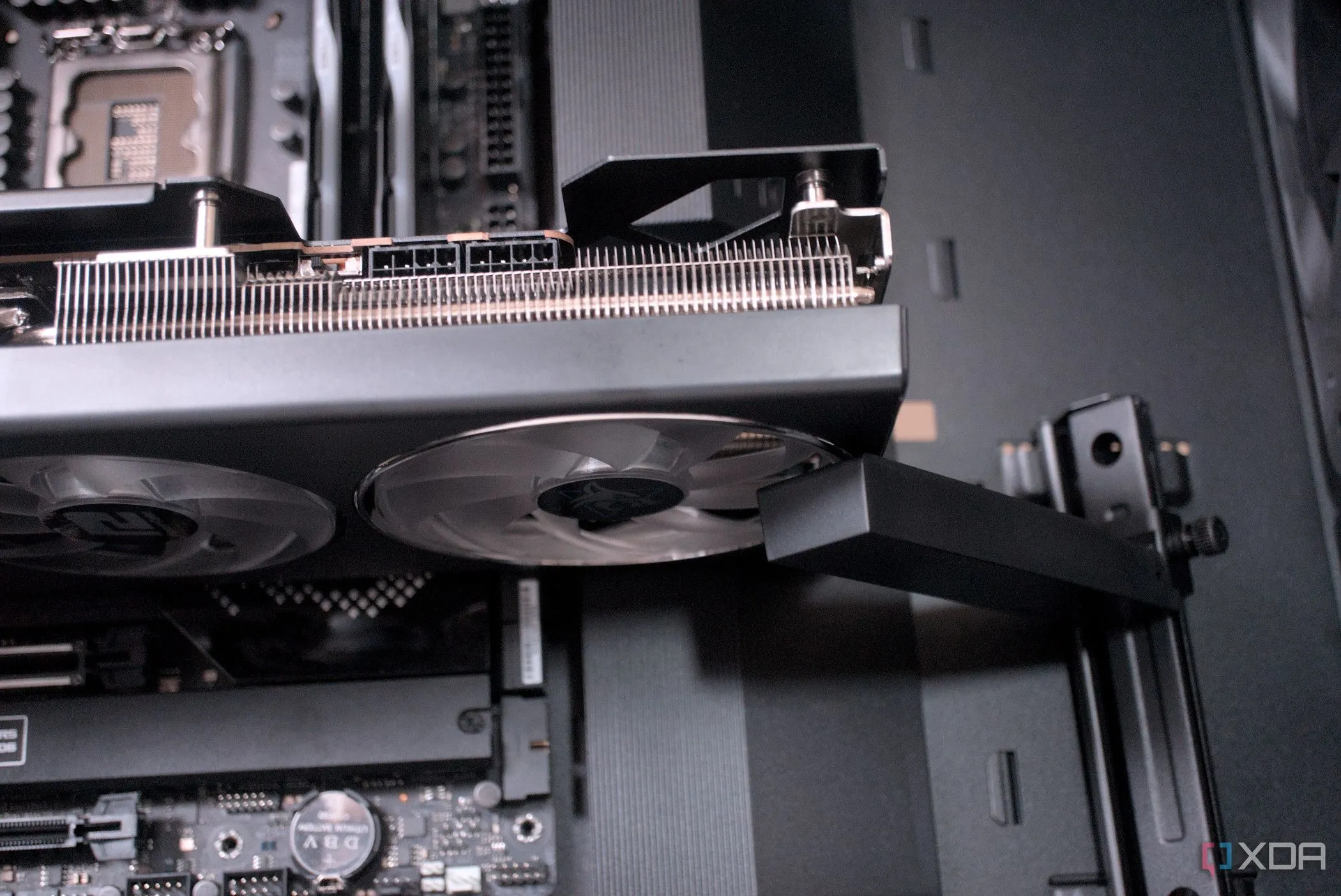 Vỏ máy tính Asus ProArt PA602 với GPU đã lắp đặt và giá đỡ