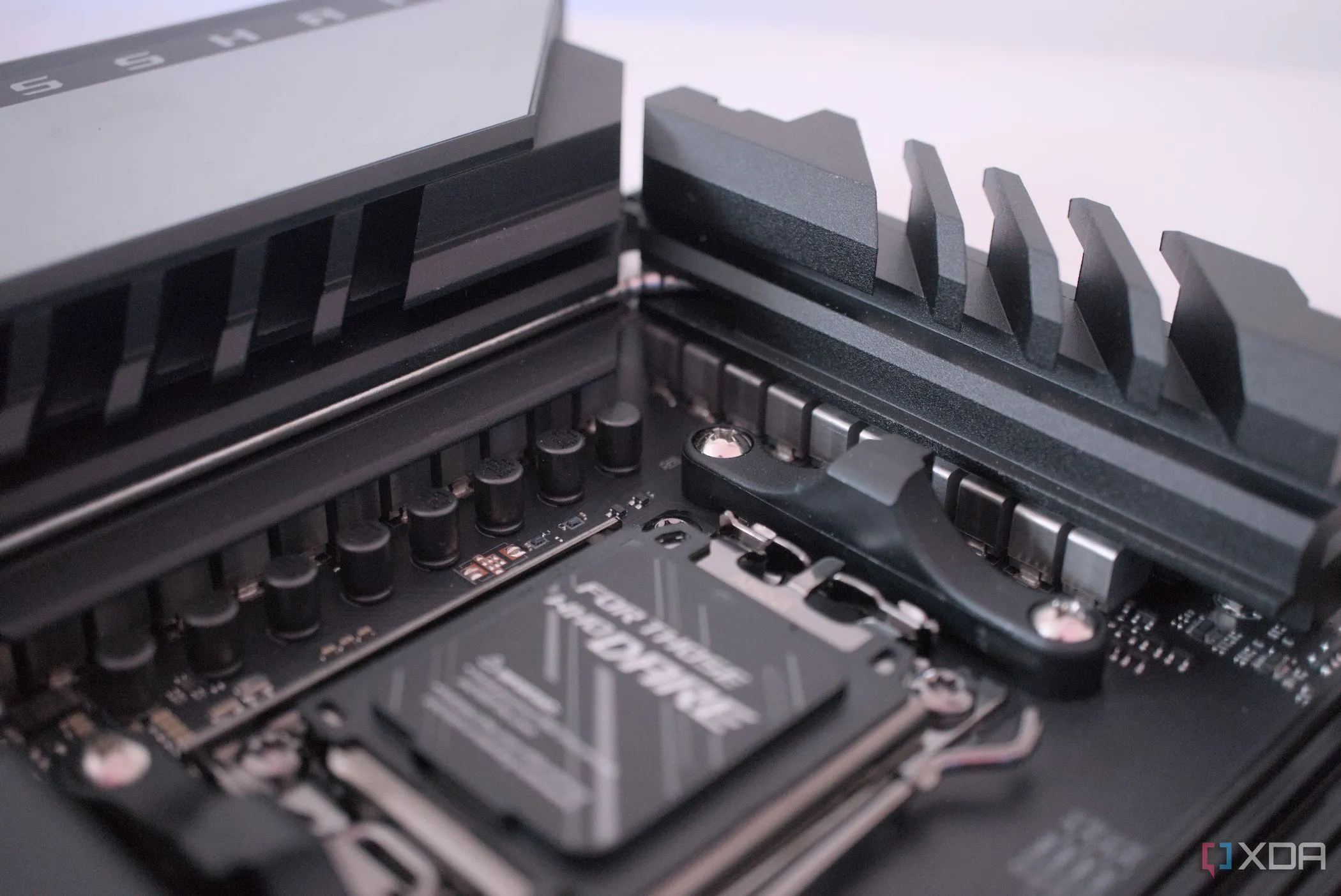 VRM và tản nhiệt của bo mạch chủ ASUS ROG Crosshair X670E Hero