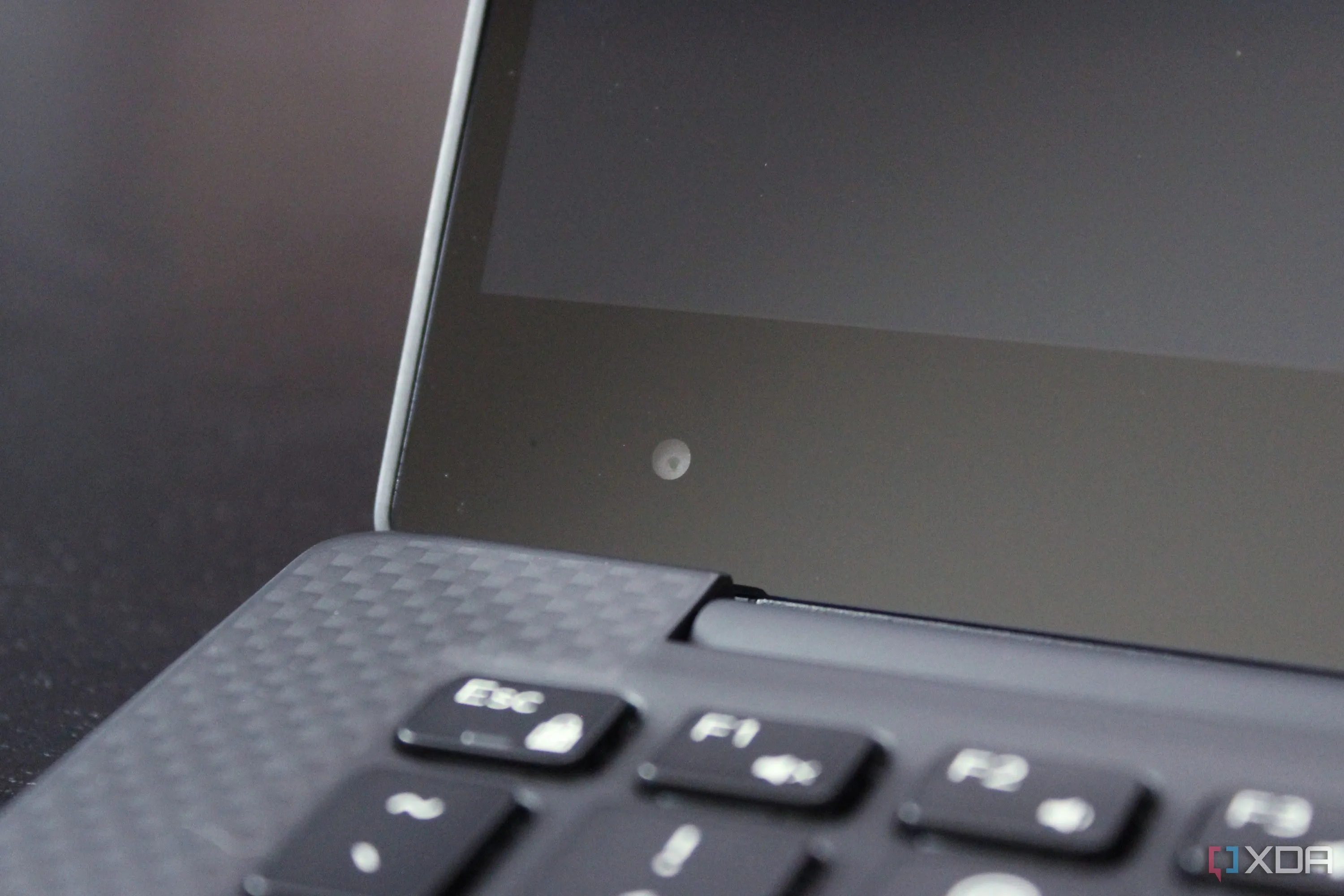 Webcam góc dưới bên trái của laptop Dell XPS 13, biểu trưng cho các hình thức giám sát cấp thiết bị mà VPN không thể chặn